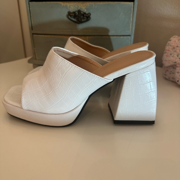 Chic White Croc-Embossed Block Heel Mules - Picture 5 of 5